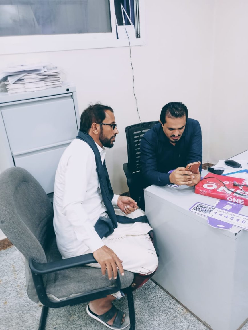 مدير تربية ميفعة يزور بنك الكريمي فرع عزان للاطلاع على آلية صرف المنحة المدرسية