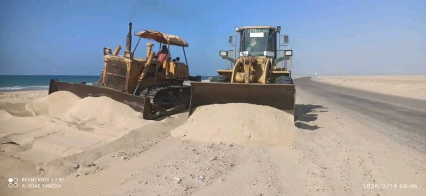 حماية الطريق الساحلي في شبوة.. تدخلات عاجلة لإزاحة الرمال بخط ساحل أنبح