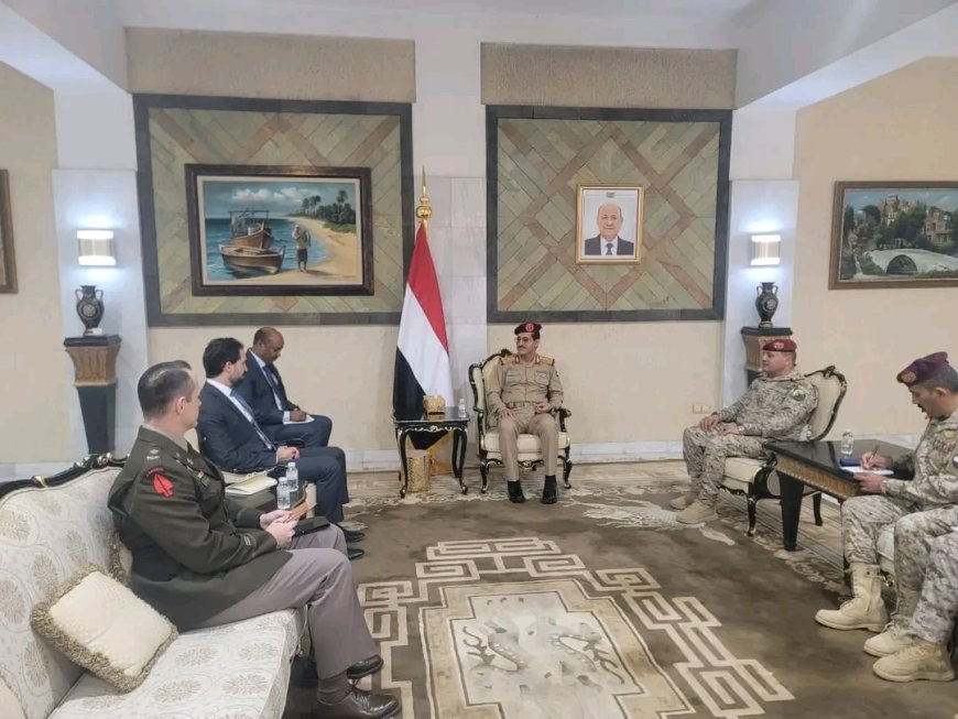 وزير الدفاع يلتقي القائم بأعمال نائب السفير الأمريكي لدى اليمن
