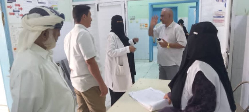 نائب مدير عام صحة أبين د. السعيدي يشهد سير العمل بالمخيم الطبي المجاني لجراحة اللوزتين بمستشفى زنجبار