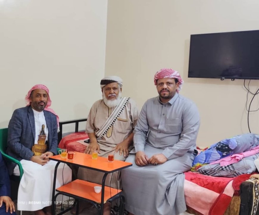 ​الشيخ بن حريز يطمئن على صحة الشخصية الاجتماعية المقدم مبارك بامزيود الحامدي