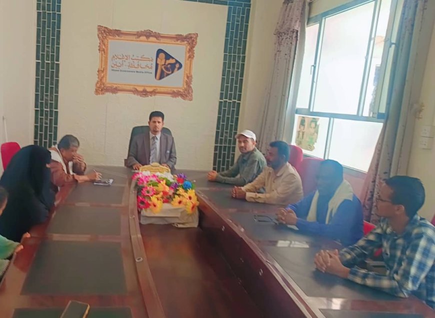 مدير إعلام أبين يناقش مع موظفيه خطة الأنشطة الإعلامية خلال شهر رمضان