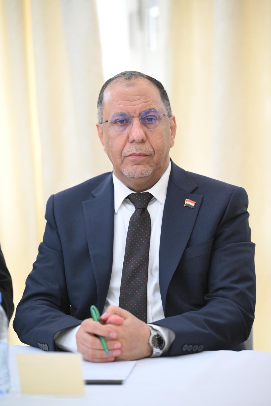 الوزير الأشول يجري اتصالًا بمالك مركز ابن الحاج التجاري ويعزي بضحايا الحريق في مأرب