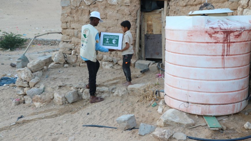 مركز الملك سلمان للإغاثة يواصل تنفيذ مشروع توزيع مساعدات التمور في مديرية رماه بحضرموت الوادي