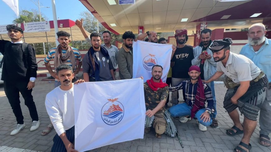 عدن تشهد وقفة احتجاجية لأبناء المحافظة للمطالبة بحقوقهم المشروعة