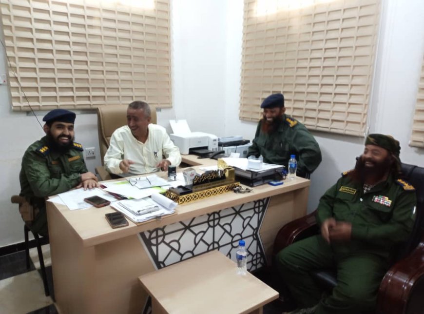 القاضي علي الحريري يقود نزولًا ميدانيًا إلى إدارة أمن تبن وقسم شرطة الفيوش ويؤكد: لا حبس إلا في القضايا الجنائية