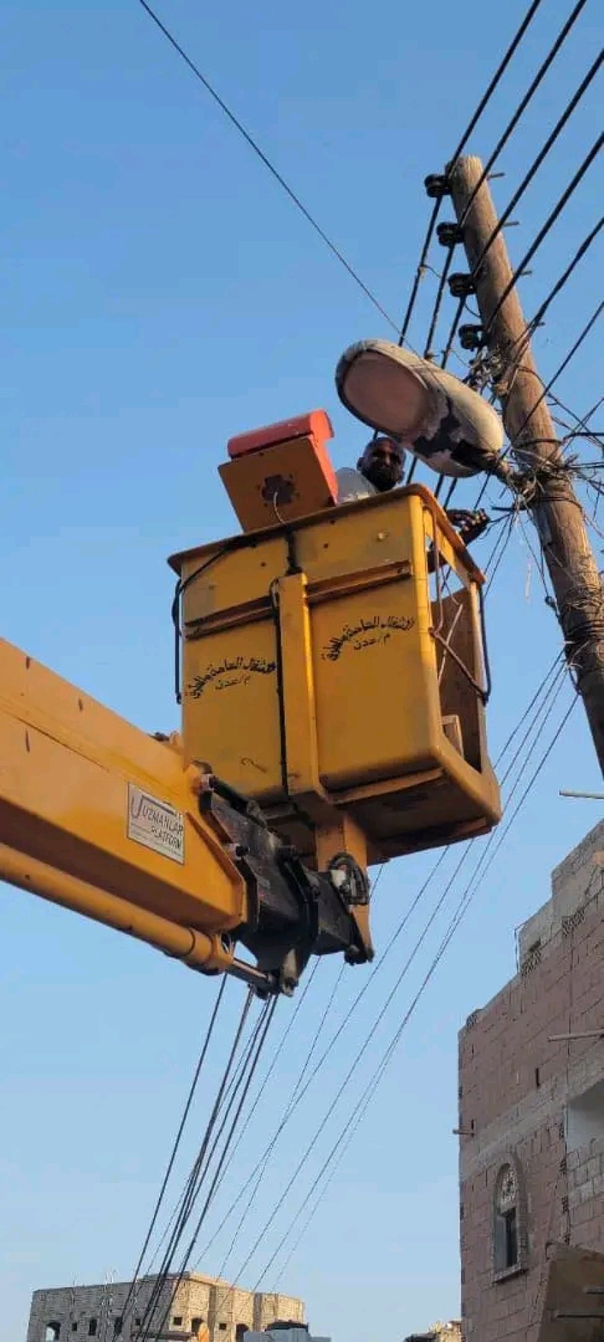 بتوجيهات وزير الدولة محافظ العاصمة عدن.. تنفيذ أعمال صيانة إنارة في الممدارة والشيخ عثمان