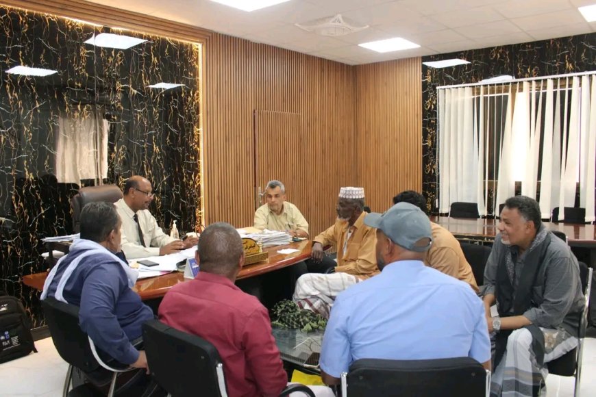 مدير عام المكلا يستعرض الترتيبات النهائية لتنظيم الأسواق الشعبية في الشرج والديس