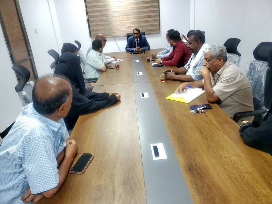 الوكيل الغتناني يدشن نظام البصمة الإلكترونية في المجمع الزراعي بعدن