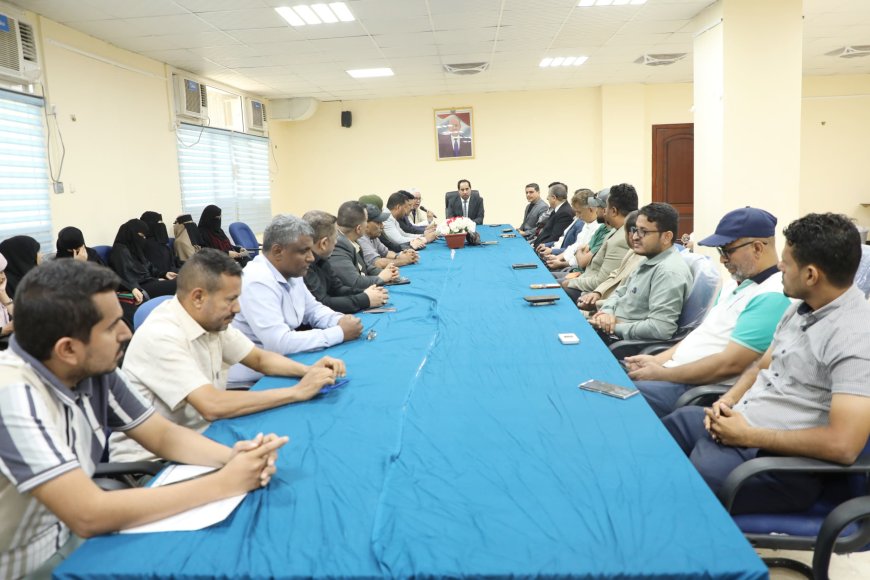 الوزير البكري يلتقي موظفي الديوان العام بعدن ويستعرض أولويات المرحلة المقبلة