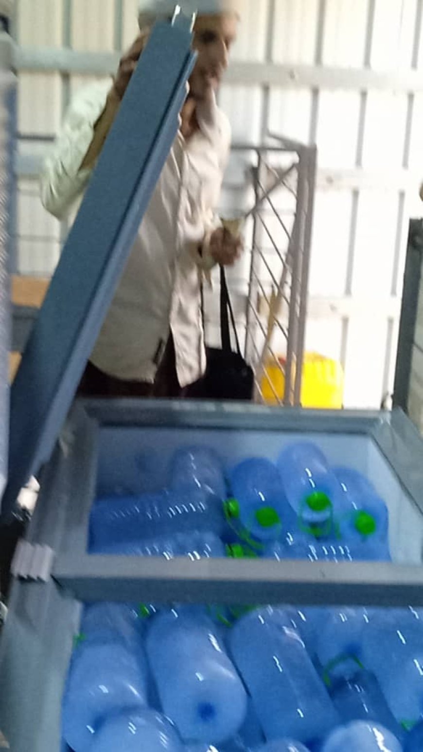 افتتاح محل "الداوودي" لتبريد وتثليج المياه بمديرية سرار يافع لخدمة المواطنين خلال شهر رمضان