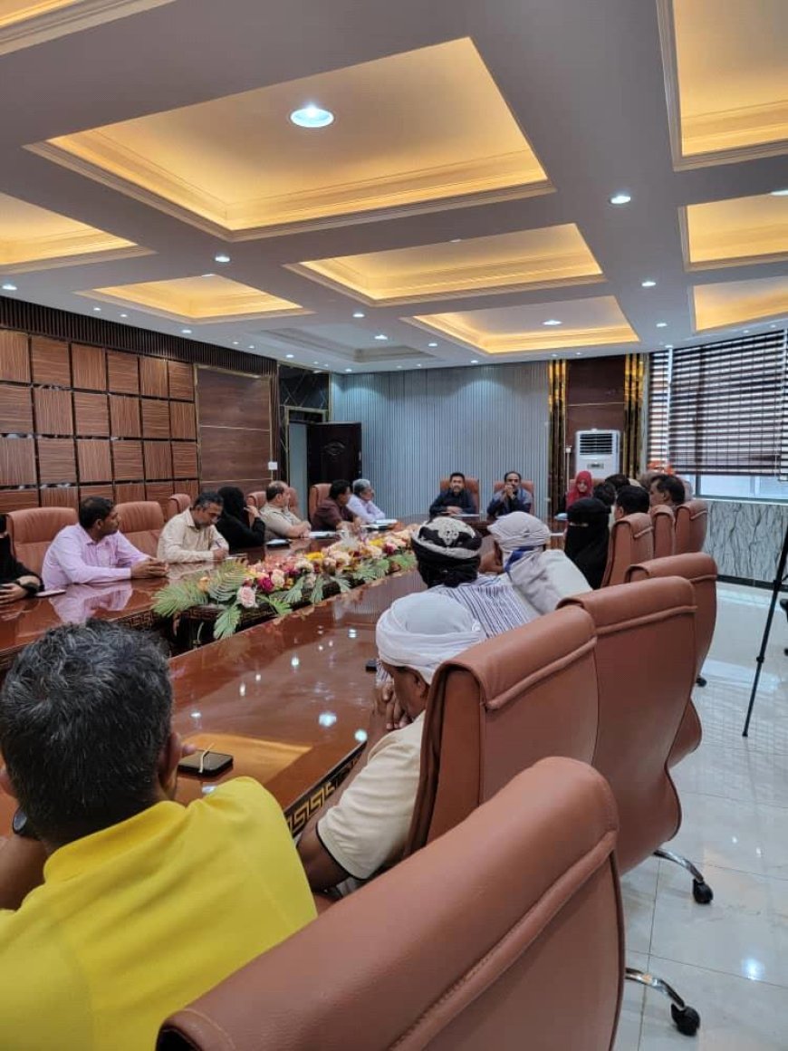 محافظ عدن يوجه بتكثيف النزول الميداني للمديريات لتعزيز الخدمات وتحسين الأداء