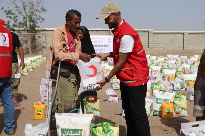 الهلال التركي توزع 500 سلة غذائية وألف وجبة إفطار في محافظتي عدن ولحج