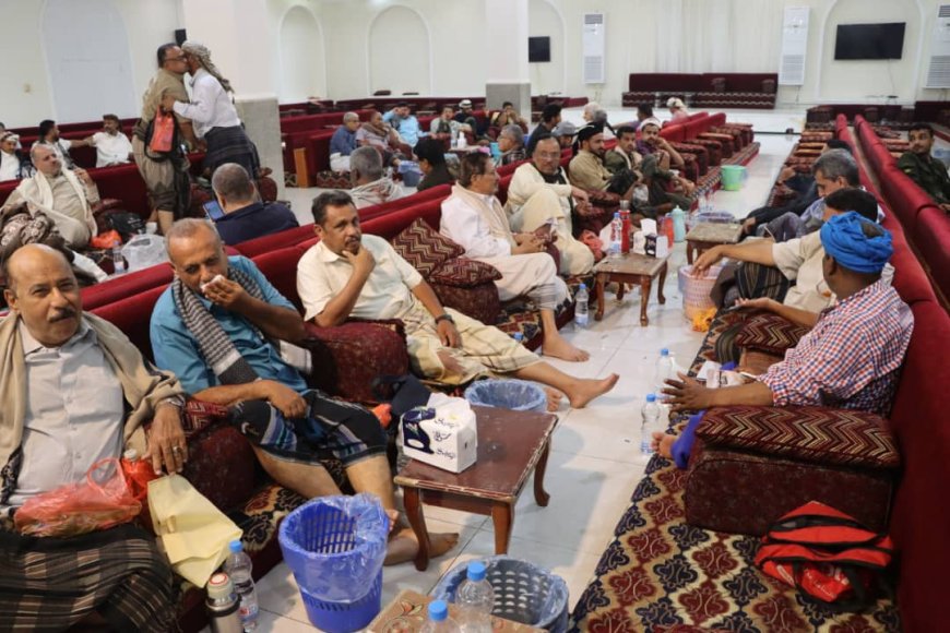 شخصيات سياسية ومدنية من أبناء الصبيحة وشعب يقدمون واجب العزاء بوفاة المناضل عبدالقوي رشاد الشعبي