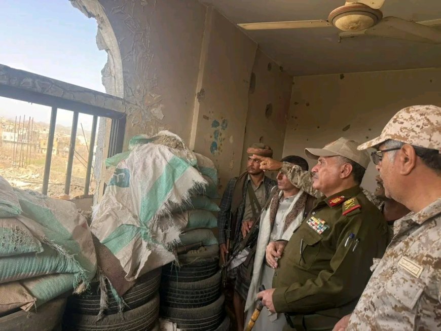 قائد محور تعز يزور المنفذ الشرقي ومواقع متقدمة في جبهات شمال مدينة تعز