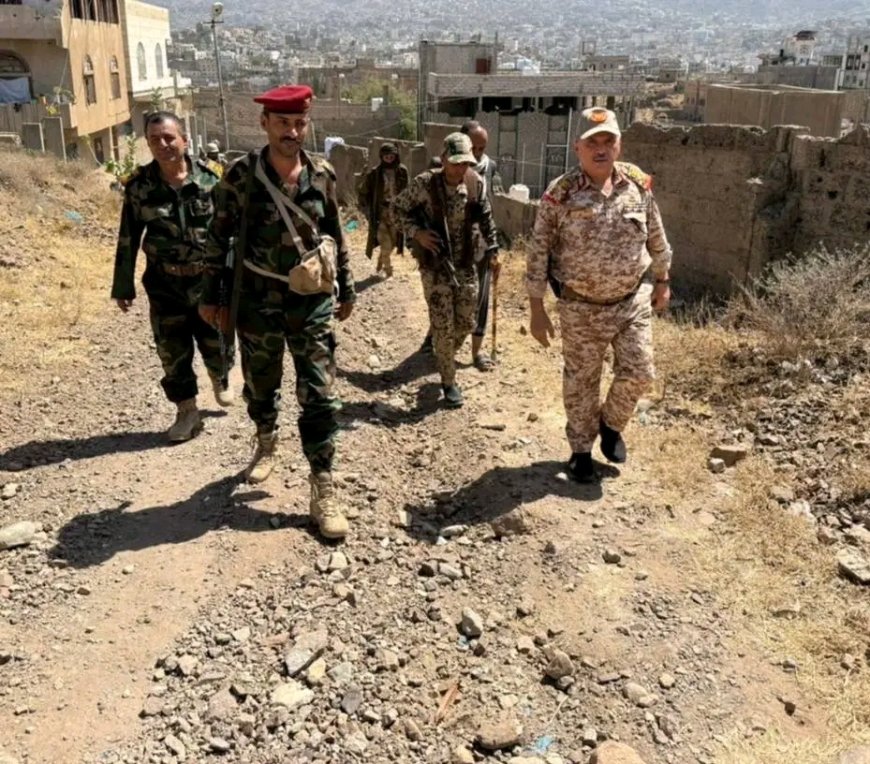 قائد محور تعز يزور الخطوط الأمامية في الجبهات المحيطة بمدينة تعز