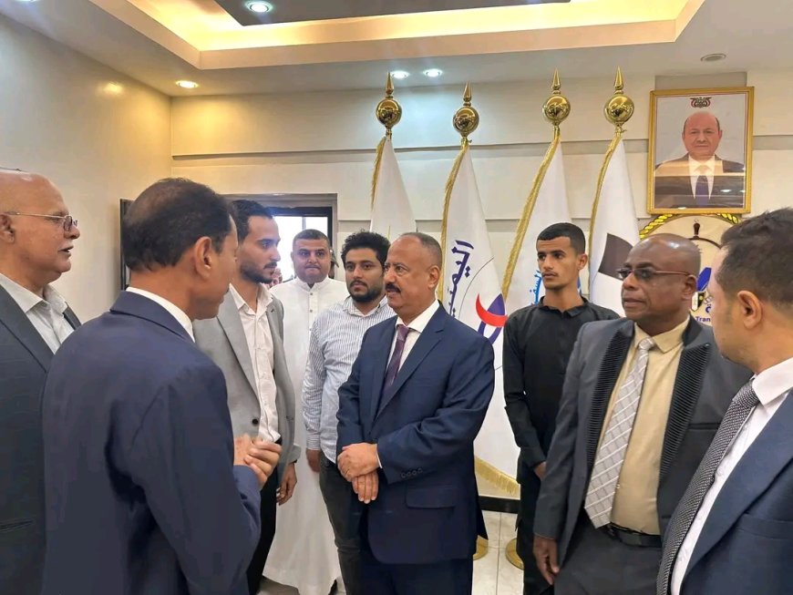 وزير النقل يتفقد سير العمل في ديوان عام الوزارة بعدن