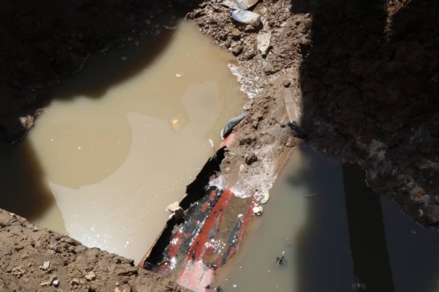 فرق مؤسسة مياه عدن تعمل على إصلاح كسر في محطة ضخ الصرف الصحي بالمنصورة