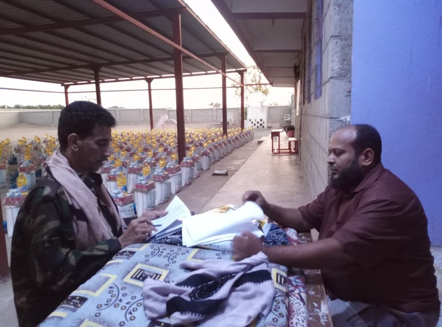 مدير عام الحوطة يدشن توزيع 1000 سلة غذائية للأسر الأشد فقرًا بلحج 