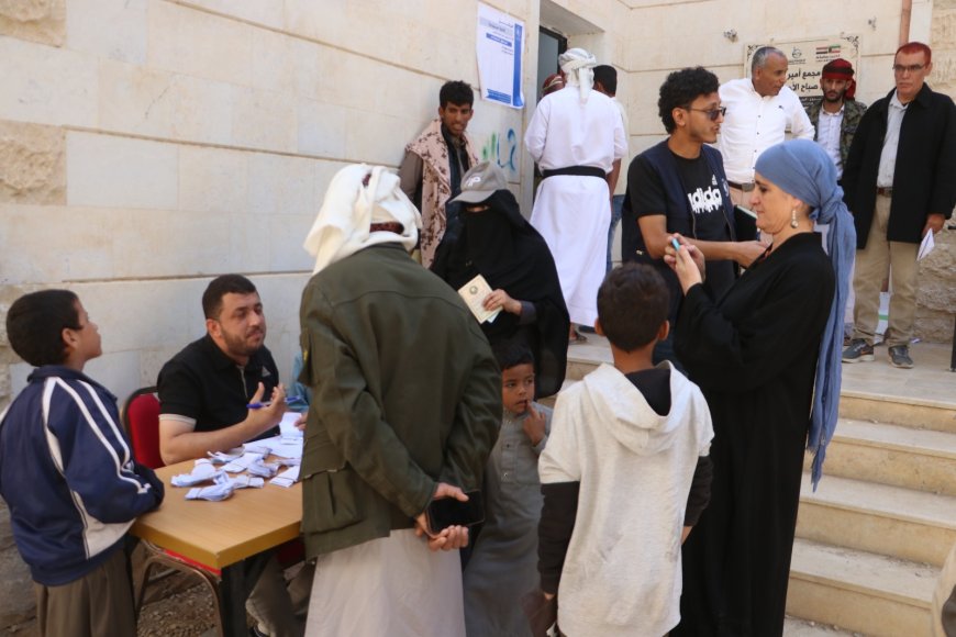 مديرة مكتب برنامج الأغذية العالمي بمأرب تزور مراكز تسجيل المستفيدين ضمن مشروع المساعدات الغذائية الطارئة الموجهة