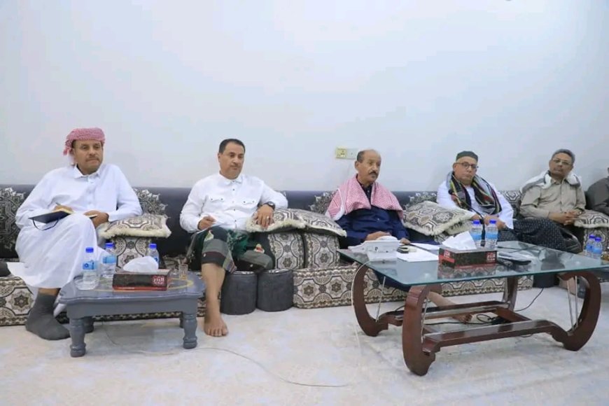 الوكيل بارباع يعقد لقاء  يضم عدد من المكاتب الخدمية لمناقشة الأوضاع العامة وتعزيز وتيرة العمل الخدمي بمدينة سيئون ووادي حضرموت