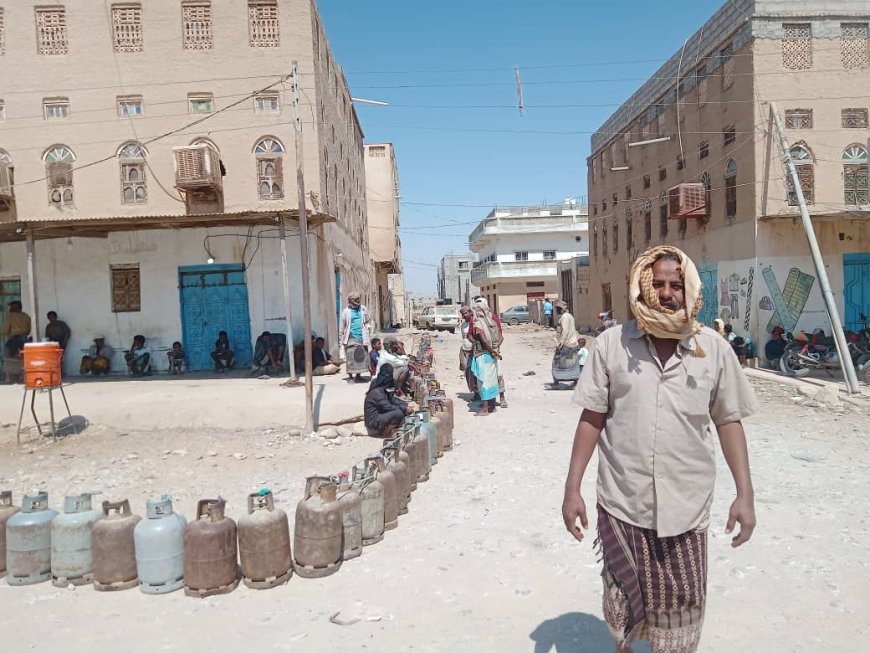 أهالي مديرية ميفعة شبوة يقفون في طوابير طويلة للحصول على أسطوانة غاز لطهي إفطارهم الرمضاني