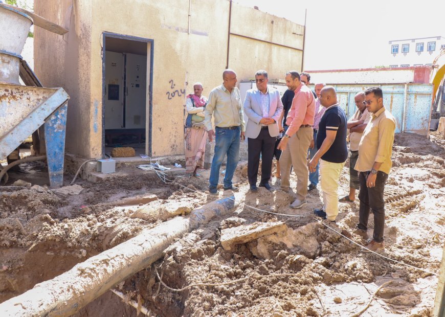 وكيل أول العاصمة عدن يتفقد سير العمل في إصلاح كسر بمحطة ضخ الصرف الصحي الرئيسية بالمصنورة