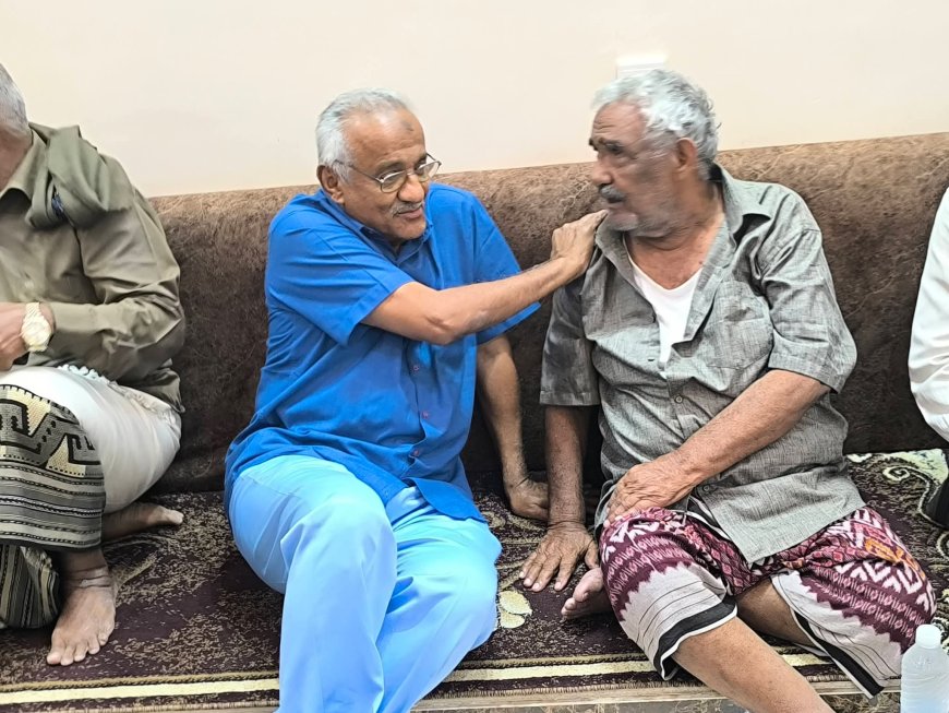 السلطة المحلية بالعاصمة عدن تؤدي واجب العزاء لأسرة الشهيد عبد السلام الشبحي