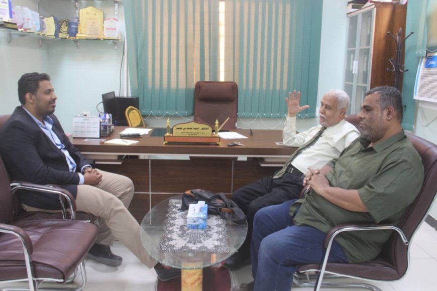 بحث تعزيز الشراكة العلمية والخدمية بين مكتب الصحة بساحل حضرموت وجامعة العرب 