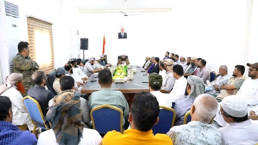 وزير الأوقاف يترأس اجتماعًا موسعًا لقيادة وموظفي الوزارة بالعاصمة عدن