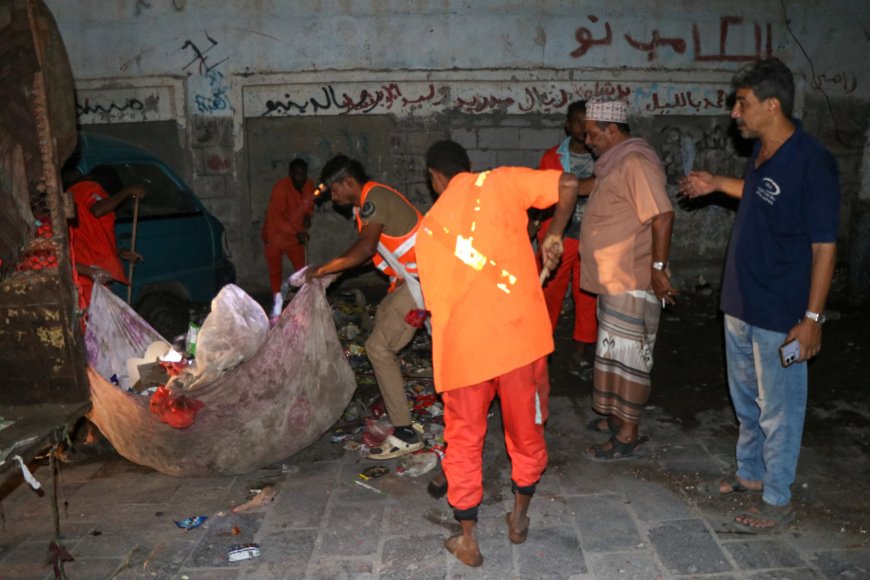 تنفيذا لتوجيهات وزير الدولة محافظ العاصمة عدن.. بدء حملة نظافة واسعة في مديرية صيرة بالعاصمة عدن