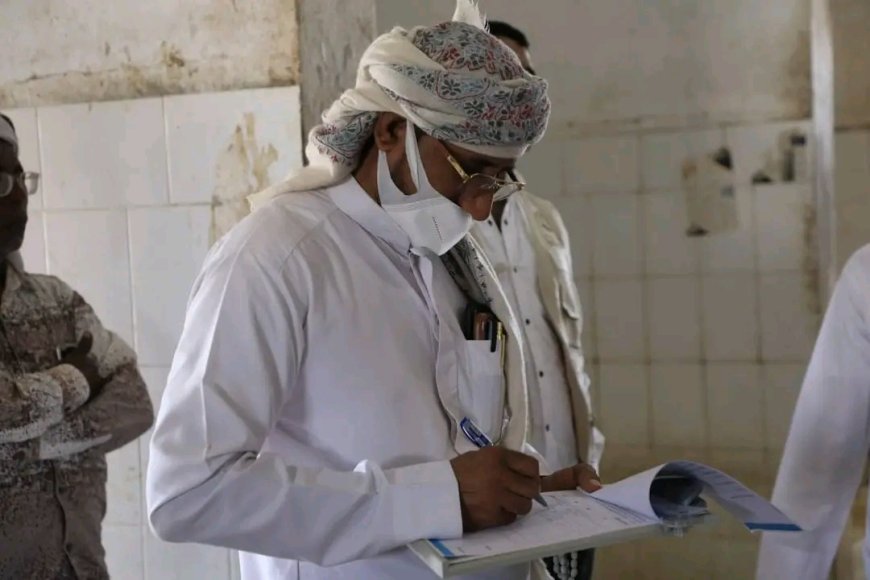 نائب مدير عام صندوق النظافة والتحسين يوقّع على تسليم موقع مشروع تأهيل سوق الأسماك بمدينة الغيضة