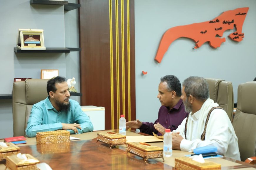 محافظ العاصمة عدن ورئيس الهيئة العامة للمصائد السمكية بخليج عدن يناقشان آليات تنظيم وتطوير العمل والارتقاء بالقطاع السمكي