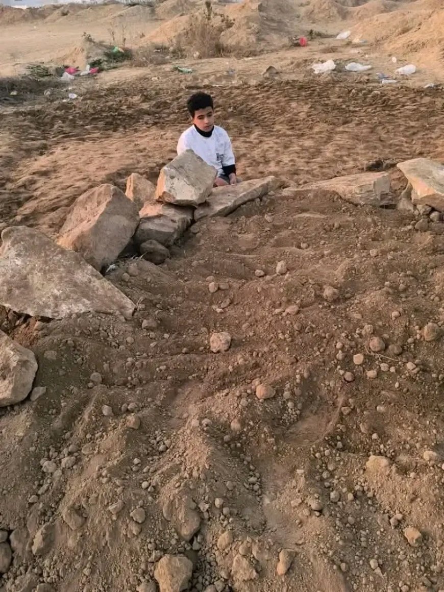 طفل يودع شقيقه في حادث المحفد… مشهد يحرك القلوب في مقبرة الشهداء بالتربة