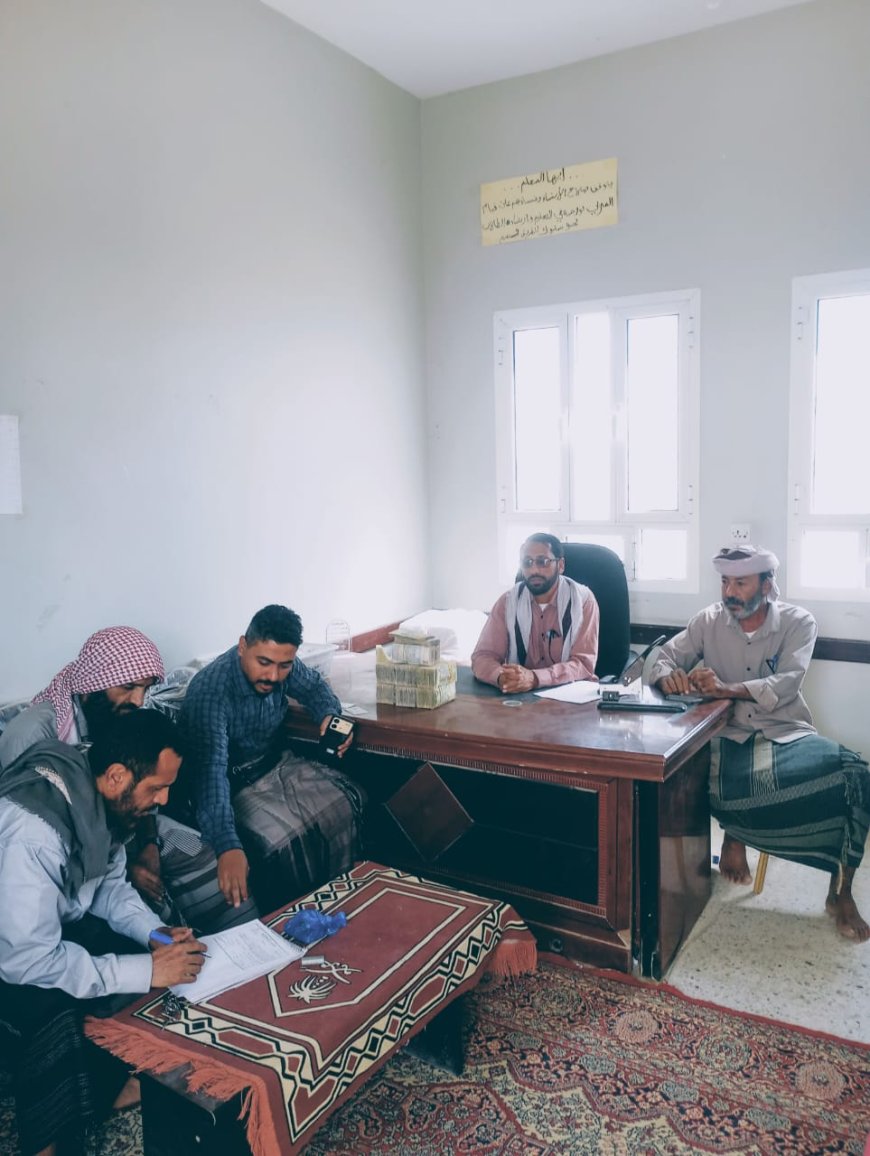 مدير التربية والتعليم بمديرية ميفعة يشرف على صرف المنحة المدرسية بمدارس المديرية