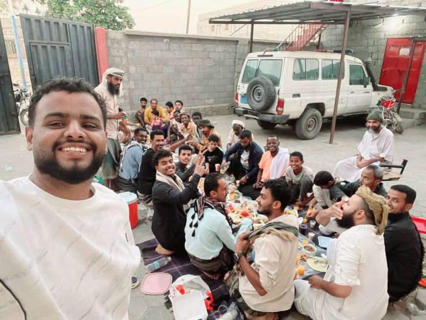 موظفو ومتطوعو جمعية الهلال الأحمر اليمني فرع أبين يقيمون مائدة إفطار جماعي
