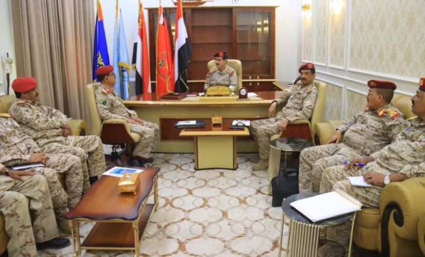 وزير الدفاع يشدد على تفعيل الرقابة والتفتيش وتعزيز العمل الاستخباري