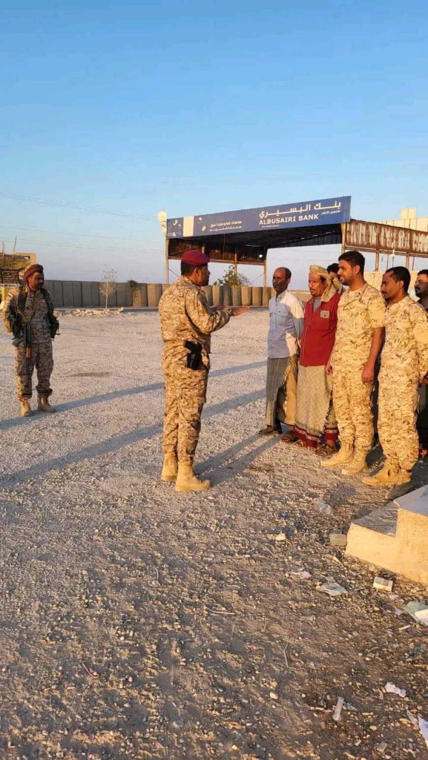 قائد لواء الضبة ينفذ زيارات ميدانية تفقدية للنقاط والمواقع الخارجية بالشحر