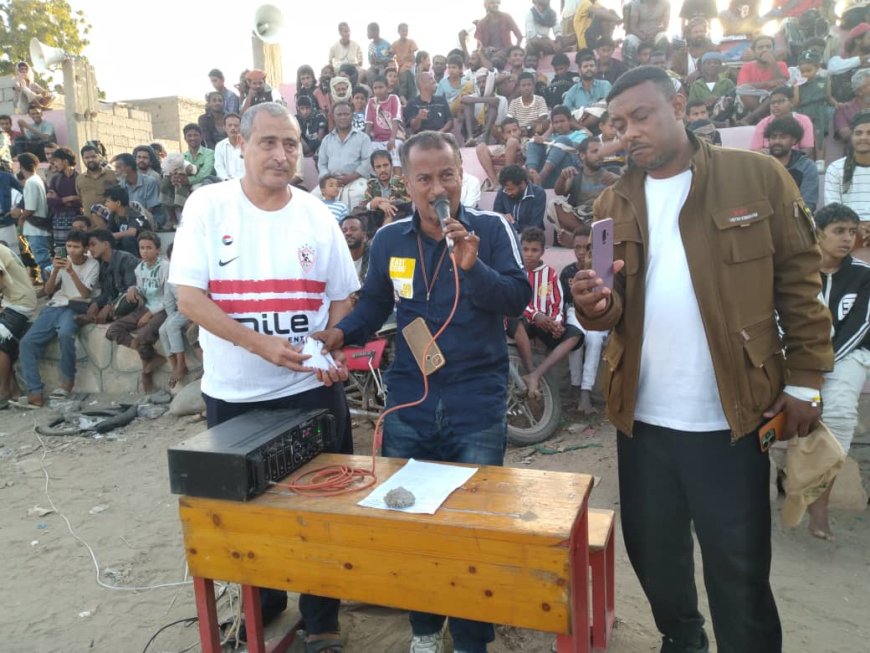 كلاي الوالي يكرم الموهبة في التعليق الرياضي محمد امبيضاء بمبلغ مالي 