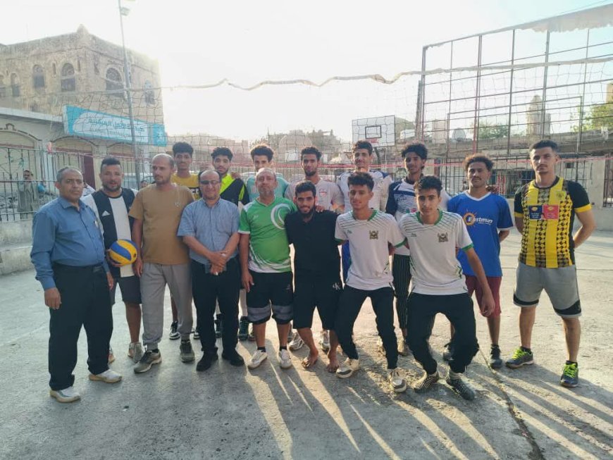 مدير مكتب الشباب والرياضة بتعز يزور منتخب الطائرة قبل انطلاق بطولة البرنامج السعودي