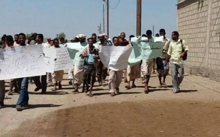 عاملو الخدمات الإجتماعية بمخيم اللاجئين بلحج يرفضون مماطلة جمعية الوصول والمفوضية السامية ويناشدون الصبيحي للتدخل