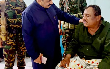 مدير عام شرطة شبوة يطمئن على صحة جندي المرور حمود جبران عقب تعرضه لحادث