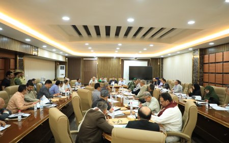 برئاسة المحافظ عبدالرحمن شيخ .. المكتب التنفيذي يستعرض أوضاع المياه والصرف الصحي ويشدد على رفع وتيرة العمل ومضاعفة الجهود الخدمية والرقابية