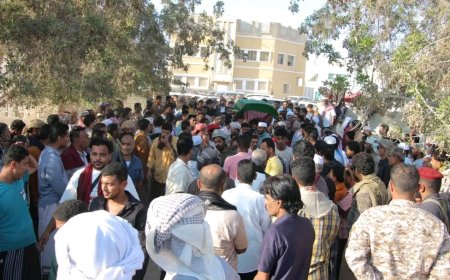 وكيل حضرموت يقدم واجب العزاء في وفاة الشاب محمد زكي الحضرمي ويشارك في مراسم التشييع بالشحر