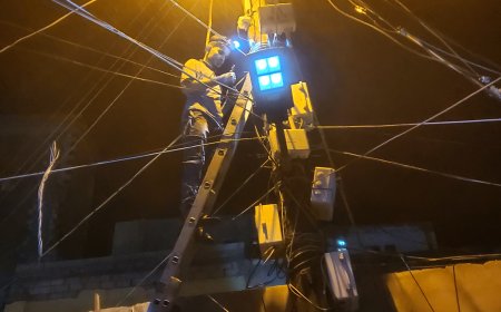 تواصل أعمال صيانة الإنارة في مديرية صيرة بعدن