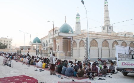 أكبر مائدة افطار صدقة لجميع أموات حيي السحيل وشحوح تقام أمام البوابة الغربية التاريخية لمدينة سيئون