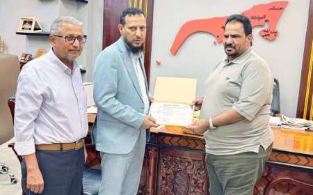 وزير الدولة محافظ عدن وصندوق النظافة يكرمان مدير عام شركة النفط بعدن د. صالح الجريري