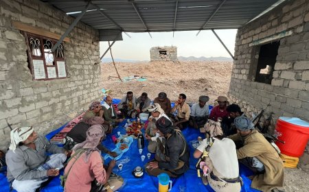 ​قائد مقاومة "حلف قبائل حضرموت" بالقطاع الغربي يشارك المرابطين في المواقع الميدانية بمديرية حجر مأدبة الإفطار