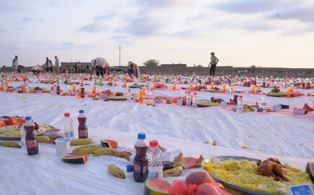 تعز.خلية الأعمال الإنسانية تقيم مشروع إفطار في مديرية موزع.