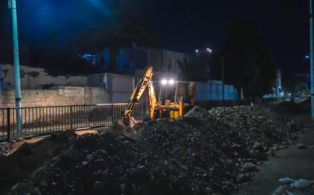 تواصل أعمال تأهيل وسفلتة شارع الهجرة والجوازات بمديرية صيرة بعدن